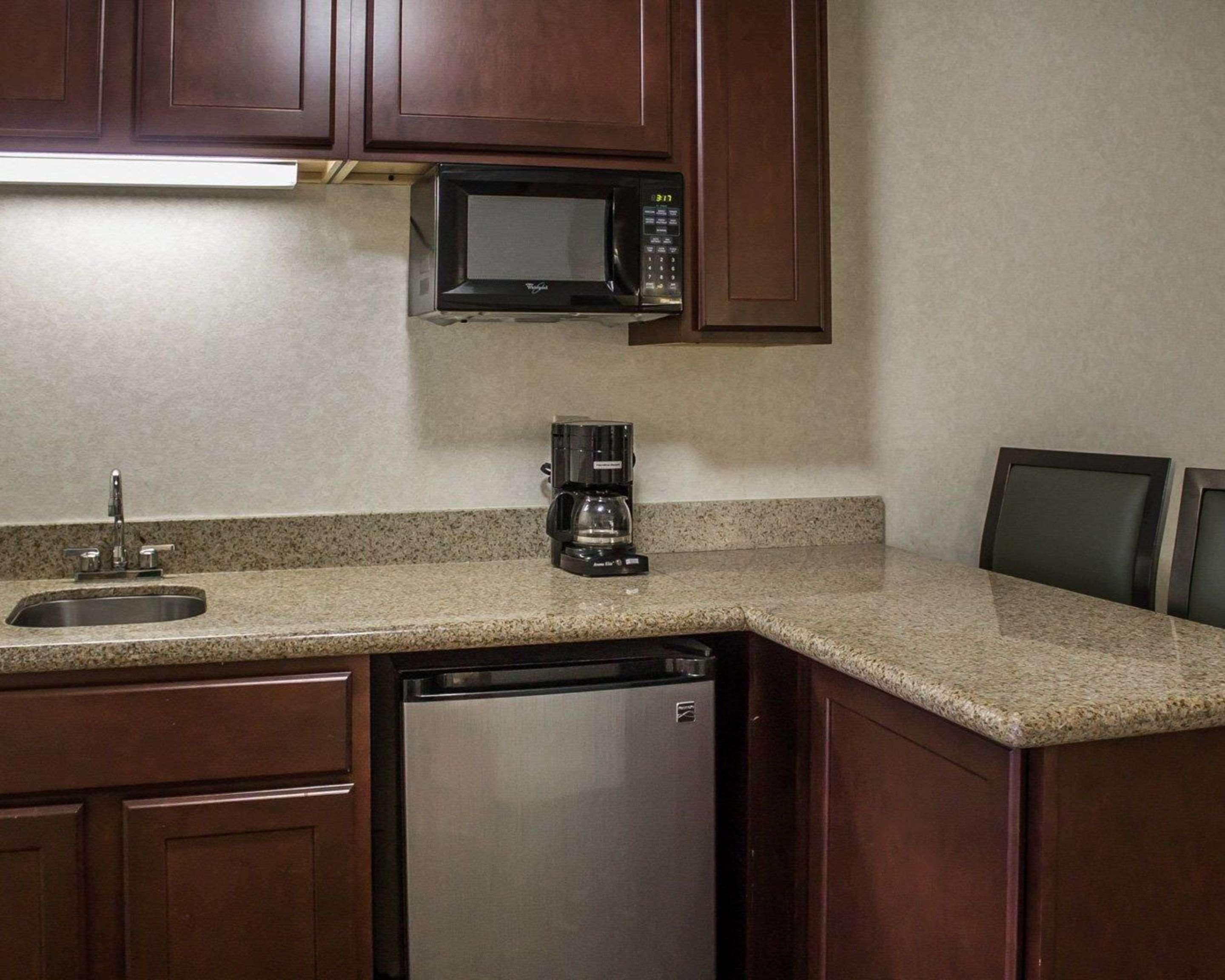 Quality Inn & Suites Mansfield Exterior photo